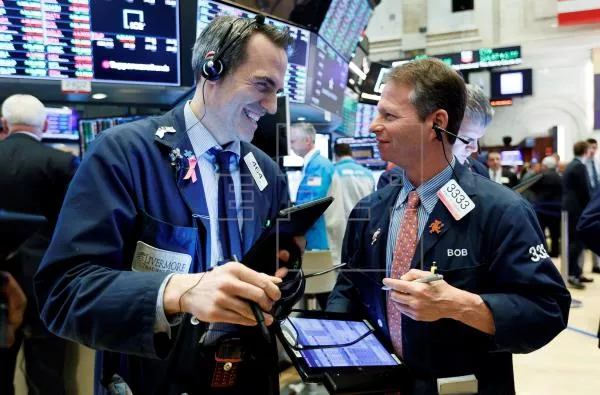 Wall Street acumula pérdida semanal por la covid-19 y la política monetaria