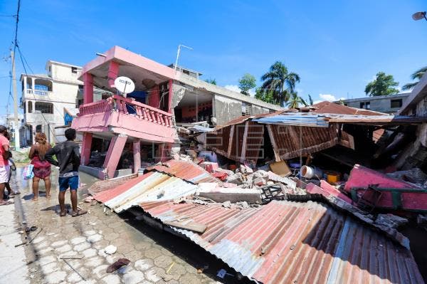 Suben a 304 los muertos por el terremoto en Haití
