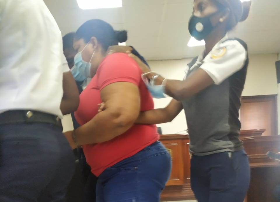 Mujer niega haber quemado a su hija; juez le impone un año de prisión
