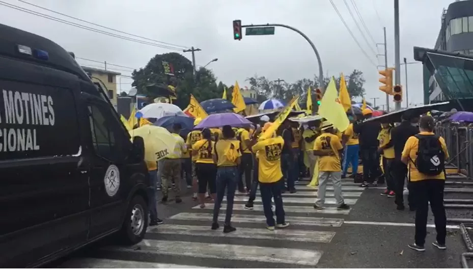 Botello y seguidores protestan frente a Congreso por devolución de 30% fondos AFP