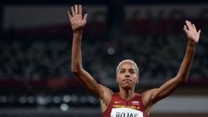 La venezolana Yulimar Rojas gana oro en salto triple femenino en Tokio y bate el récord olímpico y mundial