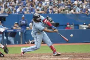 Vladimir Guerrero Jr conecta jonrón 35 y Azulejos derrotan a Medias Rojas