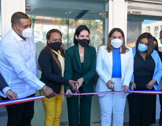 Raquel Arbeja y Mayra Jiménez, en el centro cortan la cinta inaugural.