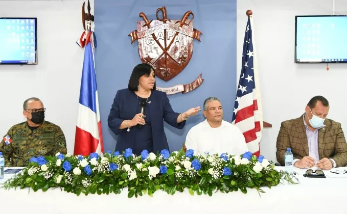 Parte de los directivos que encabezaron la mesa de honor.