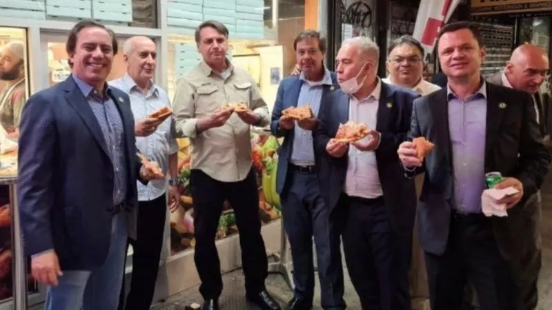 Foto de Bolsonaro comiendo en calle NY por no haberse vacunado contra covid-19