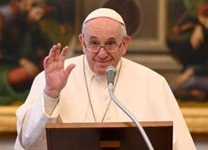 El papa recibe la tercera dosis de la vacuna contra el coronavirus