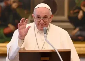 El papa recibe la tercera dosis de la vacuna contra el coronavirus