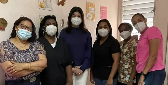 La doctora Ana Simó junto a parte del personal del área de Psicología del hospital.