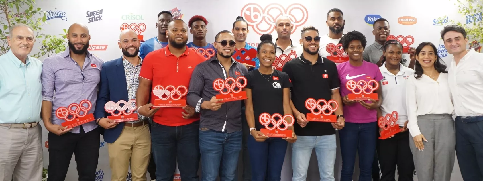 Ejecutivos de Súper Mercado Bravo comparten con atletas dominicanos medallistas en los Juegos de Tokio. elieser tapia Ejecutivos de Súper Mercado Bravo comparten con atletas dominicanos medallistas en los Juegos de Tokio. elieser tapia