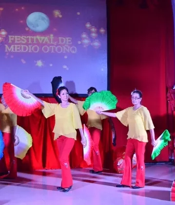 Damas chinas en la danza del Tai chi.