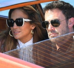 Ben Affleck reaparece con amigos y luciendo su anillo de casado