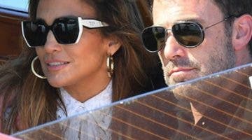 Ben Affleck reaparece con amigos y luciendo su anillo de casado