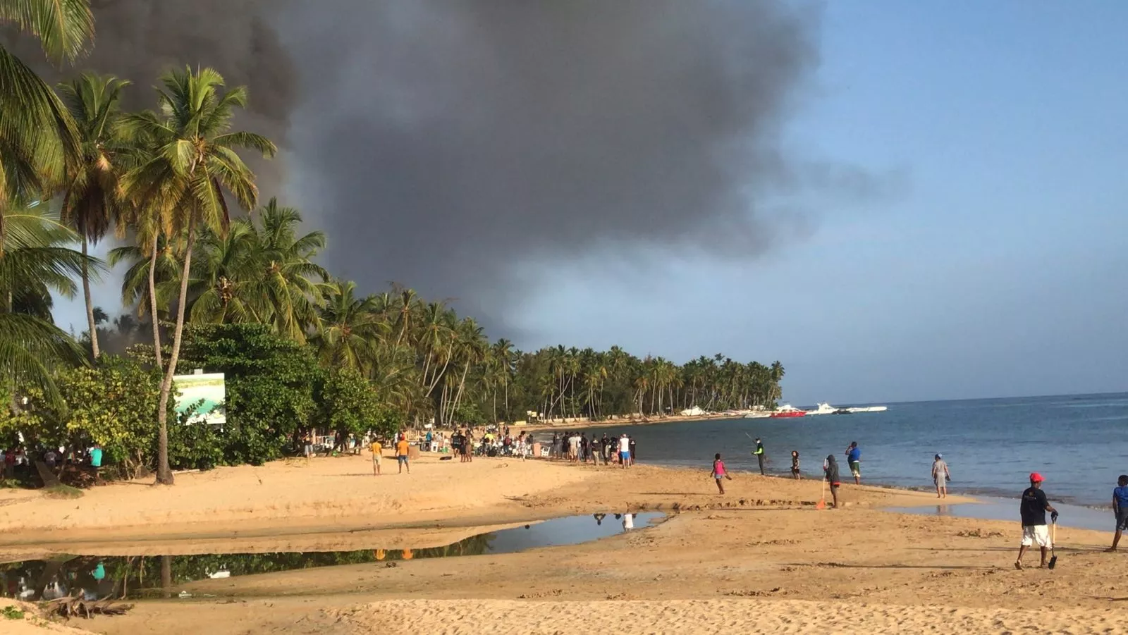 Así fue el fuego que destruyó varios negocios en Las Terrenas