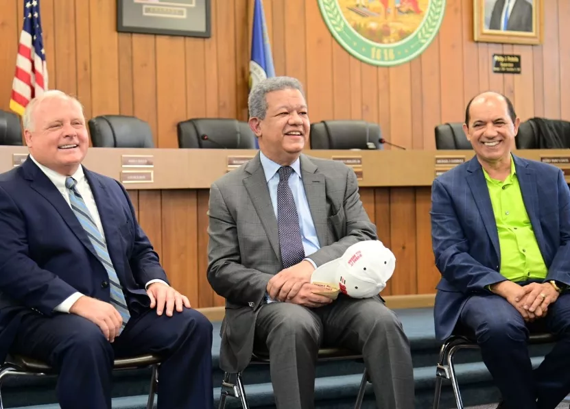 Leonel dice Fuerza del Pueblo vive de la caridad pública