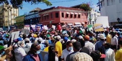 Multitud marcha contra presa de cola