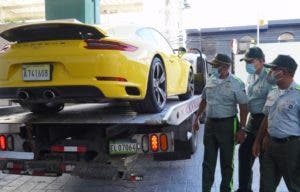 Propietario Porsche conducía  sin placa