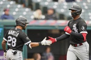 El dominicano Eloy Jiménez y el cubano Luis Robert dan título Medias Blancas