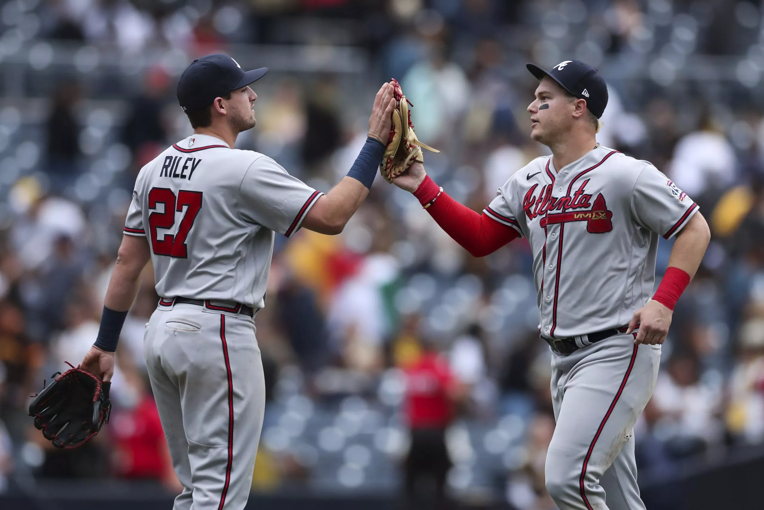 Los Bravos y Filis se juegan el título de su división