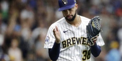 Relevista de Cerveceros Devin Williams se fractura mano tras festejo