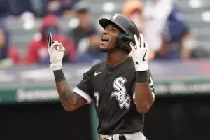 MLB suspende a Tim Anderson por hacer contacto con umpire