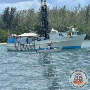 Rescatan a 25 personas tras naufragar barco de pesca frente a la isla Beata