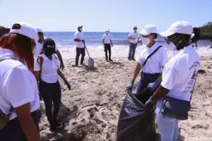 Colaboradores de CAEI limpian playa Caribe con lo que refuerzan su compromiso ambiental