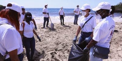 Colaboradores de CAEI limpian playa Caribe con lo que refuerzan su compromiso ambiental
