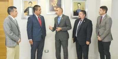Jefe regional y agentes de la DEA se reúnen con presidente de la DNCD 