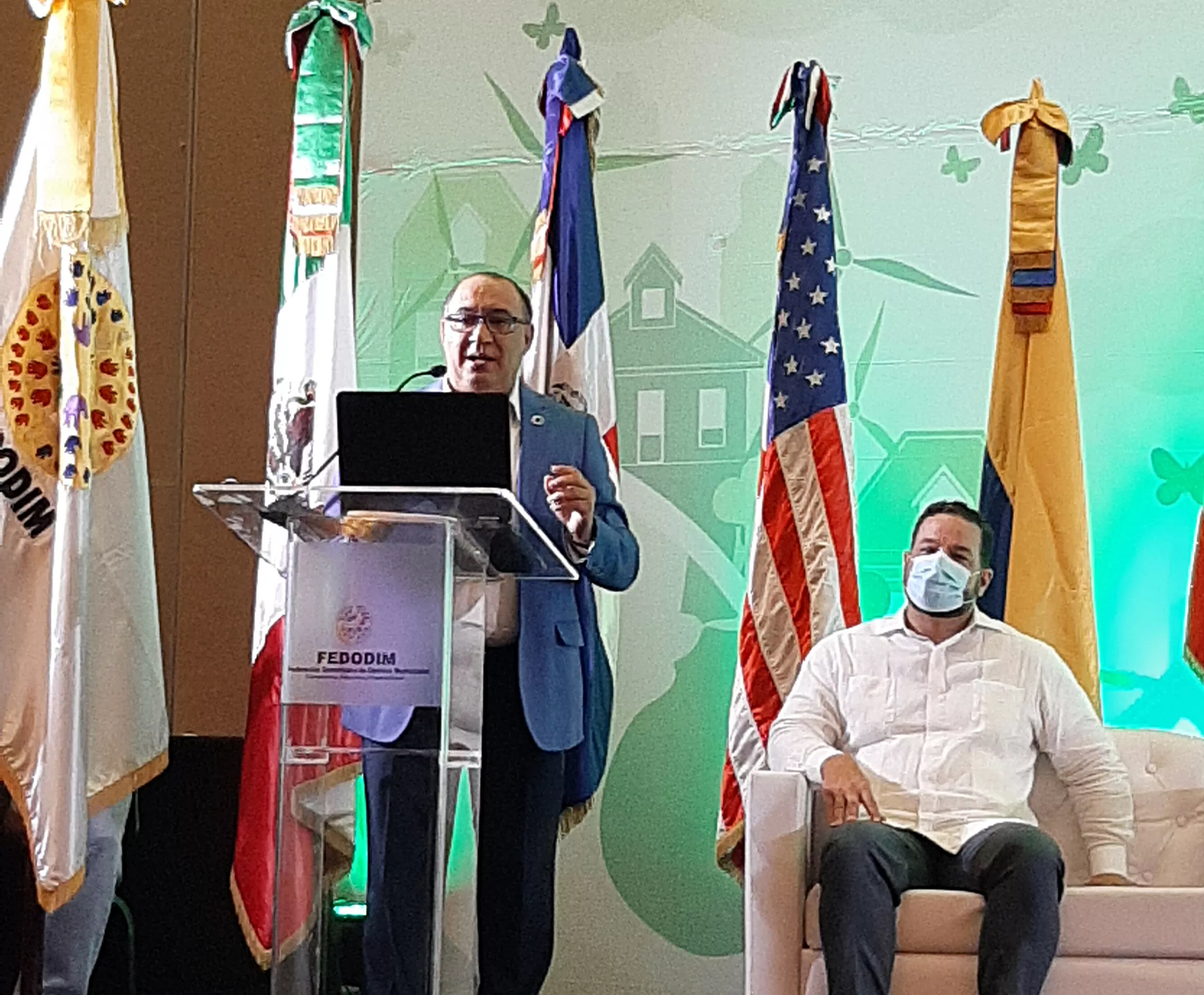Omar Ramírez Tejada, impartiendo su ponencia “Manejo de Residuos Sólidos Urbanos como medida de adaptación al cambio climático. (auditórium Hard Rock Hotel)