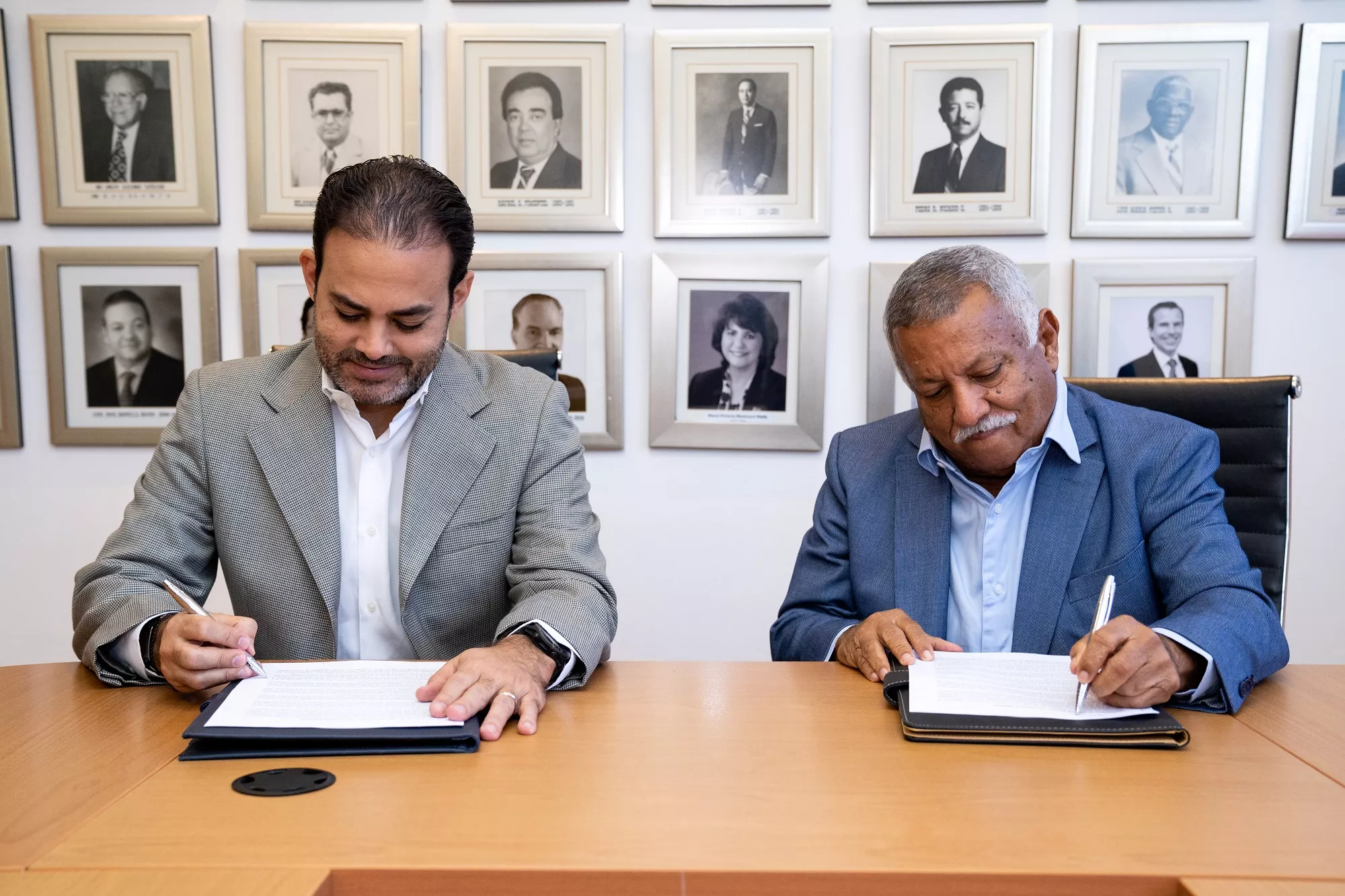 Firma de convenio entre representantes de Expo Cibao y CERTV Firma de convenio entre representantes de Expo Cibao y CERTV