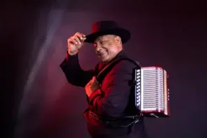 Francisco Ulloa ya tiene 50 años haciendo merengue típico  y lo celebra con gira a EU