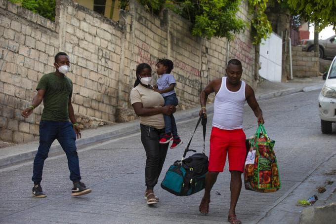  De vuelta en Haití, familia migrante planea volver a huir