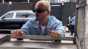 J Balvin publica fotos con carrito Hot Dog tras declaraciones de Residente