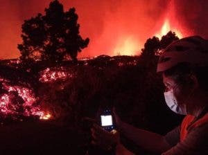 Erupción volcánica en una isla española continúa sin heridos