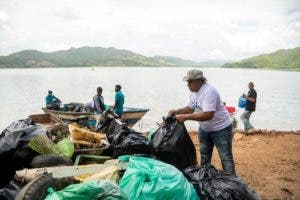 Barrick Gold realiza jornada de limpieza en playas y ríos