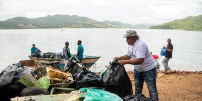 Barrick Gold realiza jornada de limpieza en playas y ríos