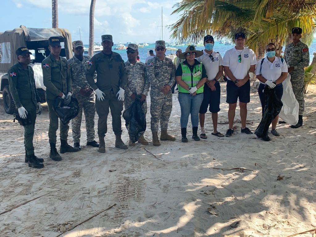 Civiles y militares se unen en jornada de limpieza de playas