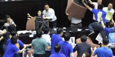 Trifulca en Parlamento de Taiwán por respuesta al COVID-19