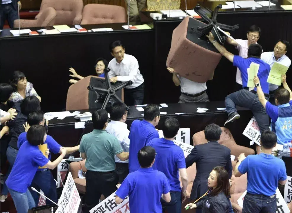 Trifulca en Parlamento de Taiwán por respuesta al COVID-19