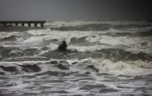 Nicholas se degrada a tormenta mientras descarga fuertes lluvias en Texas