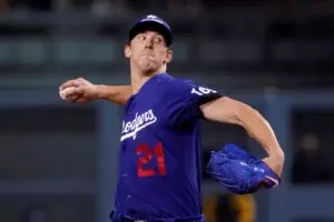 Buehler mantiene a Dodgers con posibilidad de ganar la división