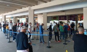 Filas y quejas en el Aeropuerto de las Américas por salida de servicio de máquinas para pago de parqueo