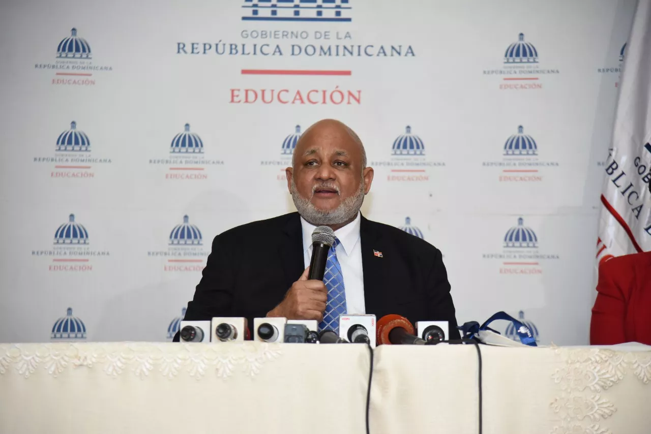 Ministerio de Educación presenta plan para el año escolar 2021-2022