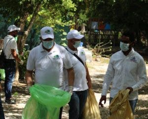 Colaboradores OMSA celebran Día Mundial de Limpieza de Costas con jornada de recolección de desechos en Bayahíbe