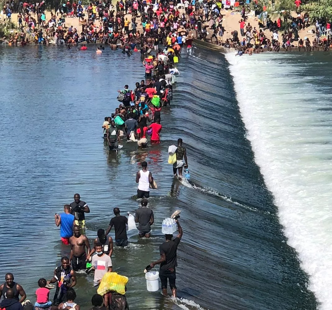 Imágenes de los miles de migrantes haitianos acampando bajo puente en Texas