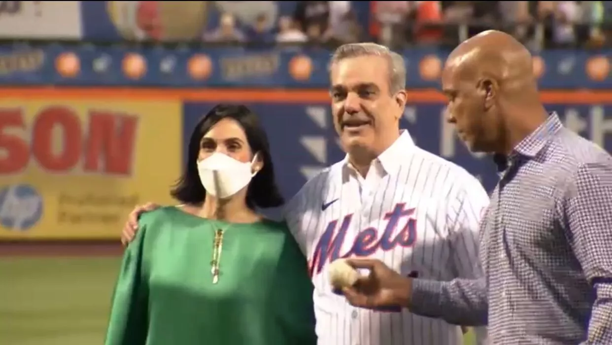 Presidente Abinader lanza primera bola de honor en partido Mets y Filis