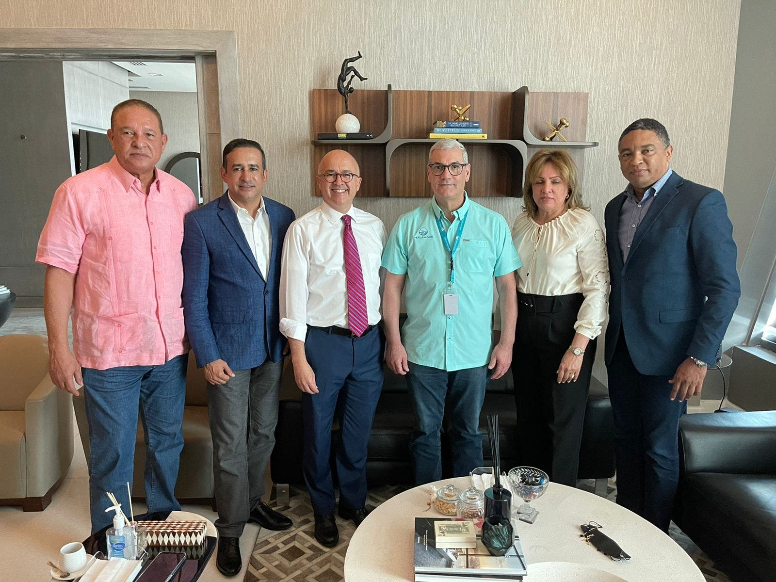 Domínguez Brito y otros miembros del CP del PLD se reúnen con Gonzalo Castillo
