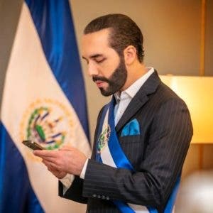 Nayib Bukele escribe en su biografía de Twitter “dictador de El Salvador»