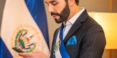 Nayib Bukele escribe en su biografía de Twitter “dictador de El Salvador»