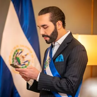 Nayib Bukele escribe en su biografía de Twitter “dictador de El Salvador